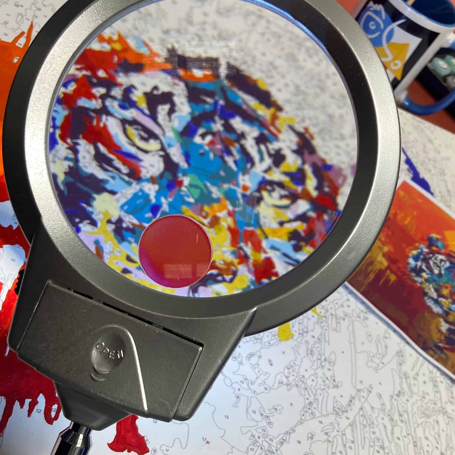 Lighted Magnifying Glass - NumPaints - Paint by numbers